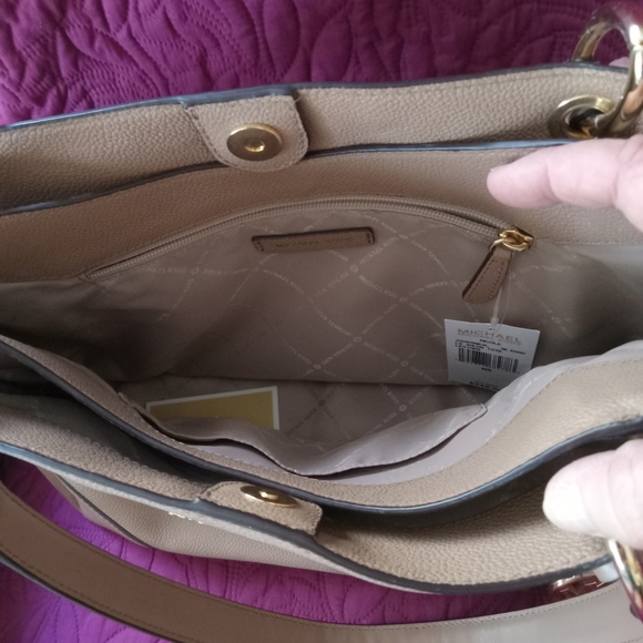 π MICHAEL KORS PURSE π - Picture 2 of 4
